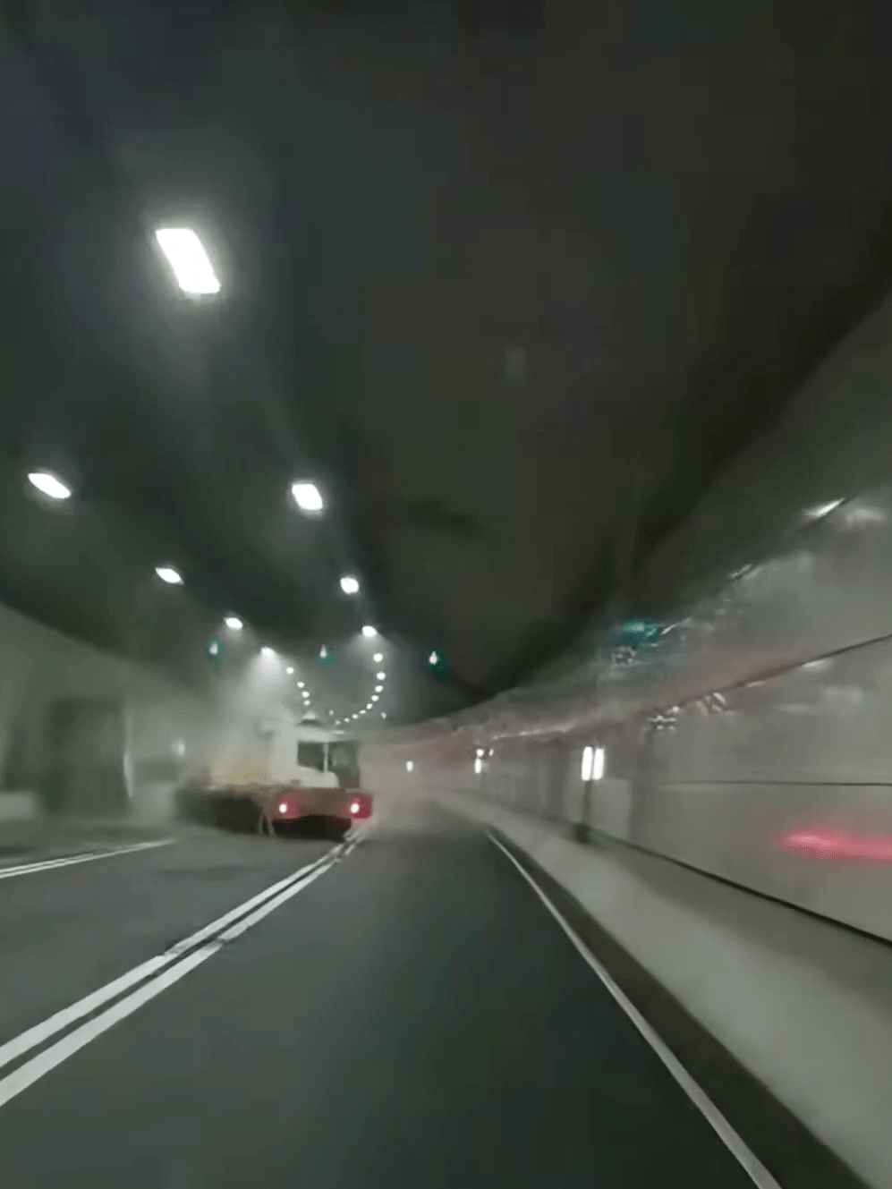 所幸事發時尾隨車輛與拖頭保持一定距離,未被波及。 所幸事發時尾隨車輛與拖頭保持一定距離,未被波及。