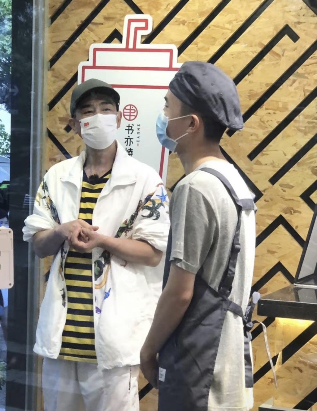 小春跟飲品店員工閒聊。