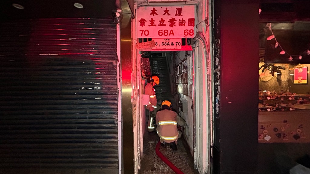深水埗唐樓後樓梯雜物起火 消防開喉撲救元州街一度封路。蔡楚輝攝 深水埗唐樓後樓梯雜物起火 消防開喉撲救元州街一度封路。蔡楚輝攝