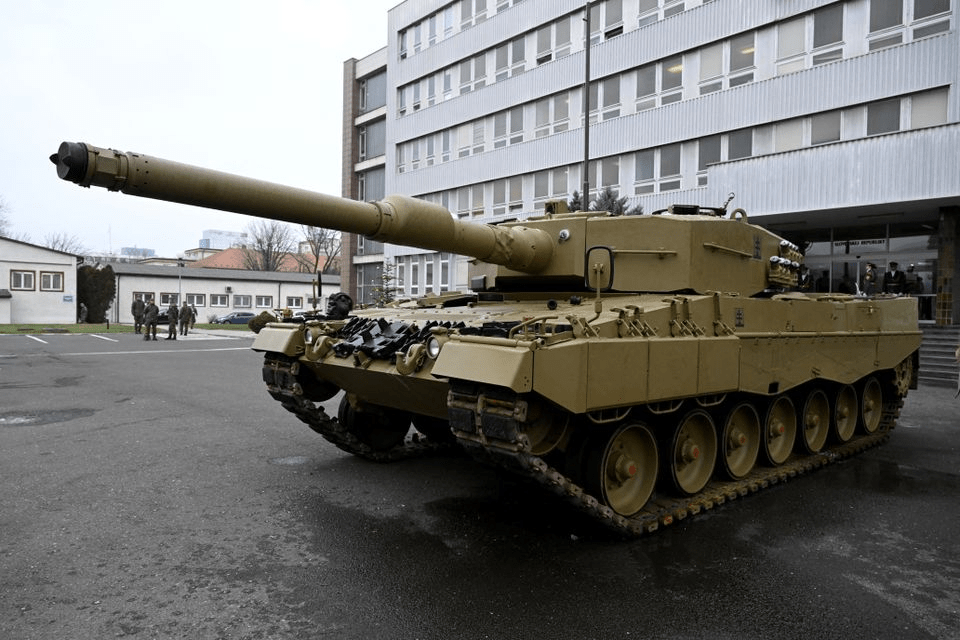 德国向斯洛伐克交付的首批豹式坦克。路透社