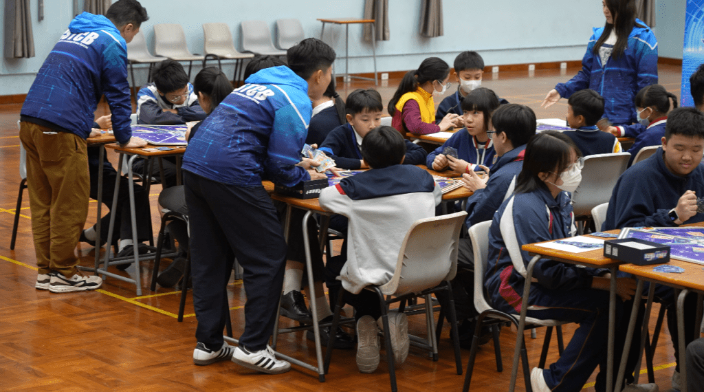 警員(藍衣者)獲邀到學校落場培訓學生如何運用「守網聯盟遊戲卡」打敗對手。