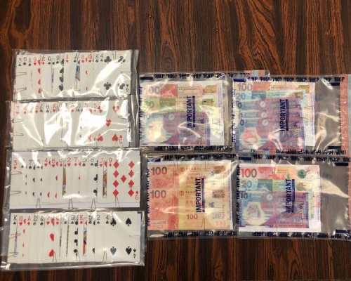 警方撿獲一批證物,包括一副撲克牌及小量賭款。警方提供圖片