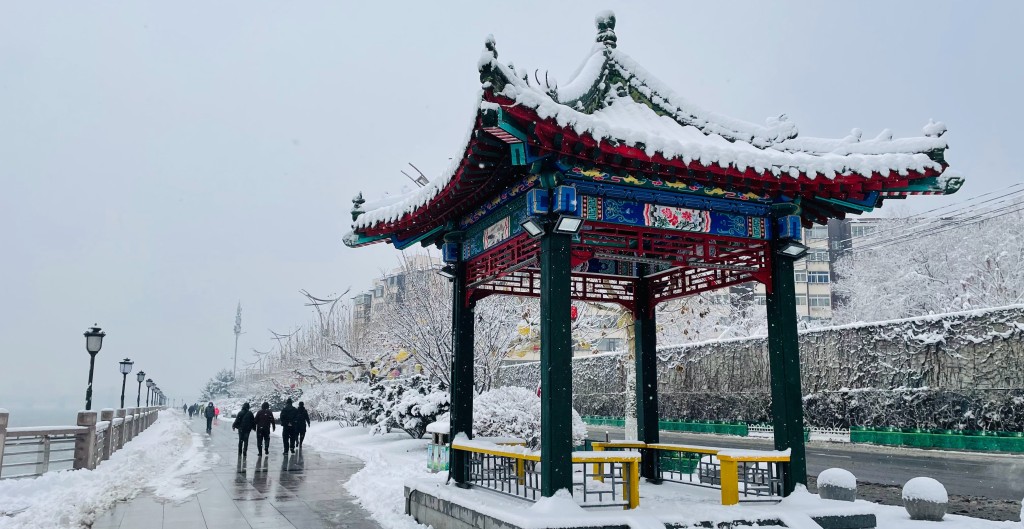 網民分享遼寧各地街頭的雪景。微博 網民分享遼寧各地街頭的雪景。微博