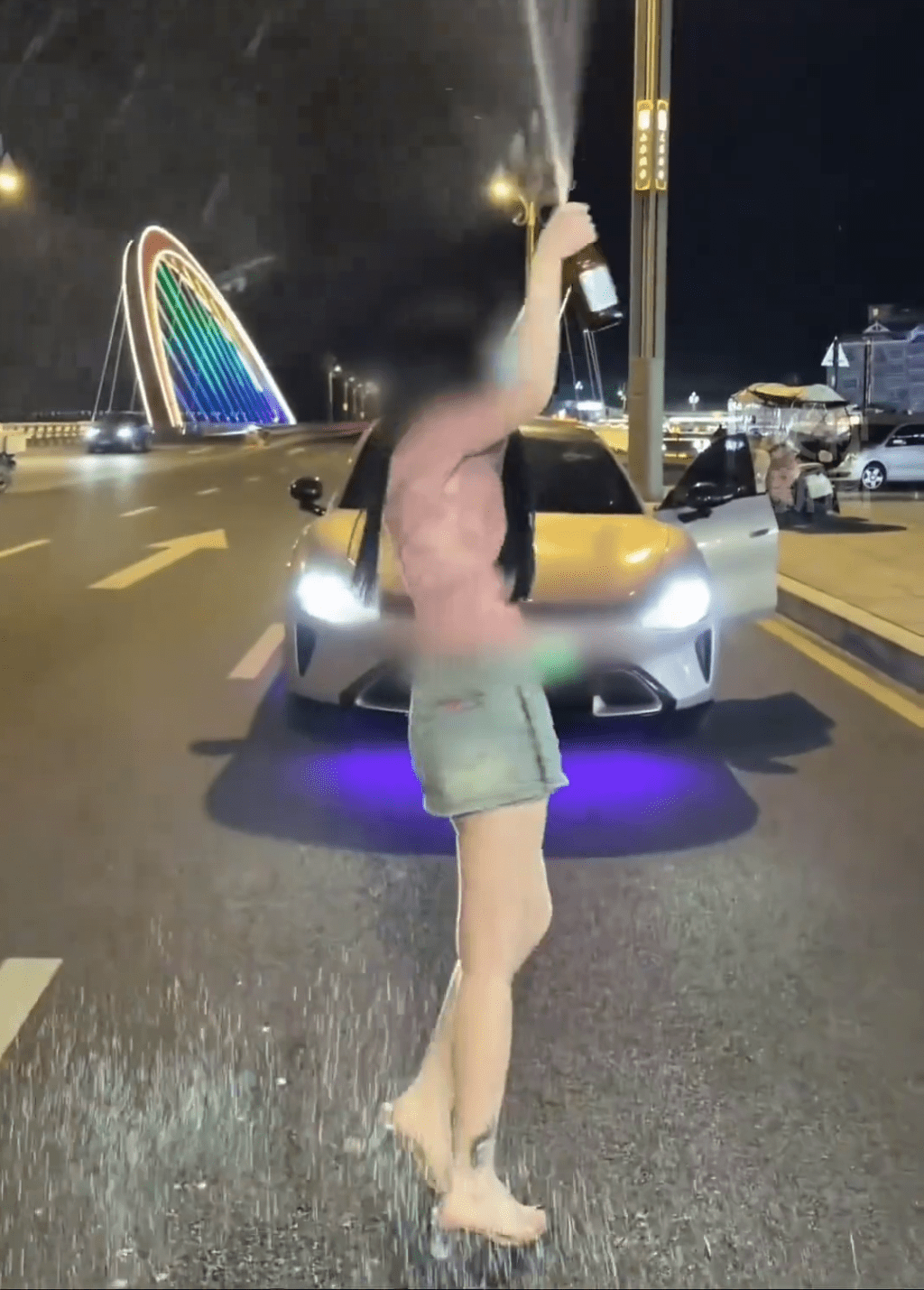 短裙辣妹馬路中心違泊逆行開啤酒拍片。 短裙辣妹馬路中心違泊逆行開啤酒拍片。