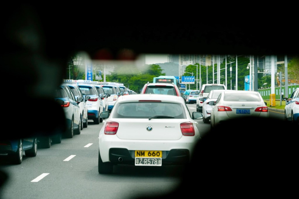 今午前往深中通道的交通十分擠塞，不少旅遊巴、私家車只能慢駛而行，更一度出現交通事故，記者一行人輪候40分鐘仍未能駛進深中通道入口。劉駿軒攝