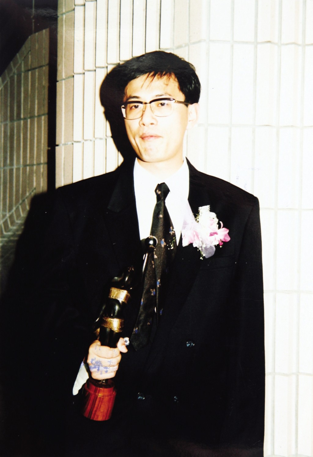 王家卫1989年凭《旺角卡门》首度获得金像奖「最佳导演」，原来当时他仍未戴黑超出席颁奖礼！