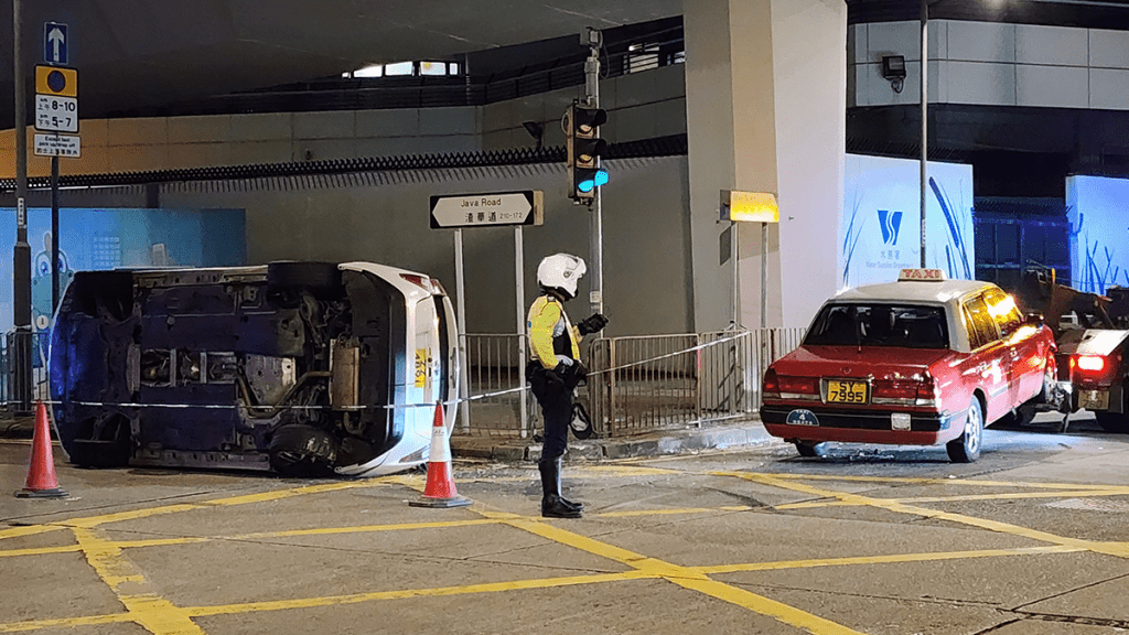 北角的士撞翻私家車 兩司機受傷送院