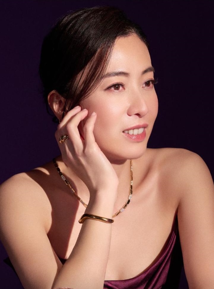 甘比寓意每位女性都能像玫瑰一樣，在歲月中綻放光芒。