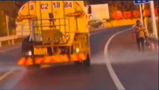 溫州有洗街車灑水時會避開「阿Sir」但無視路人，遭外界批評雙重標準。抖音