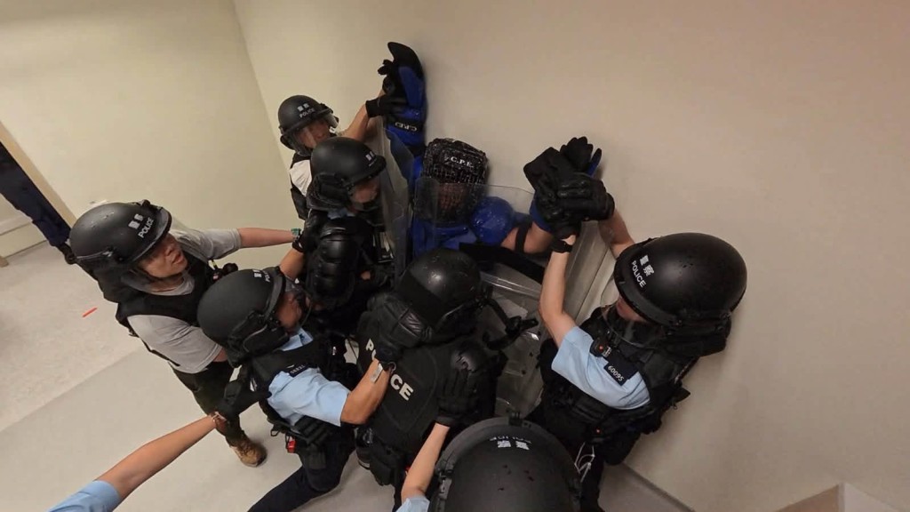 警夥葵涌醫院演習 模擬應對持武器精神紊亂人士。FB：香港警察