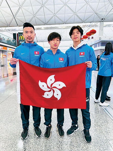 何君龙教练及陈一乐（中）、郭俊廷（右）出发前合照。