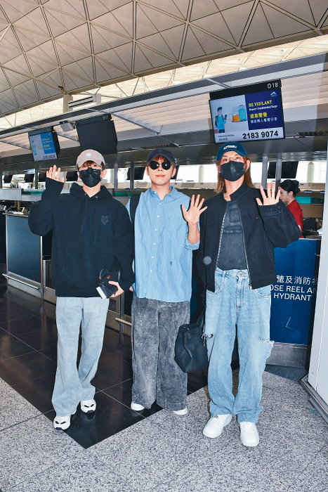 大约昨晨8点半，Jeremy、Anson Lo和Edan齐现身机场。