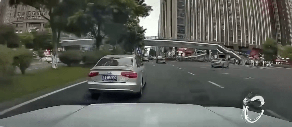 肇事汽车在行车线上突然CUT线右转，空冲向行人路的人群。