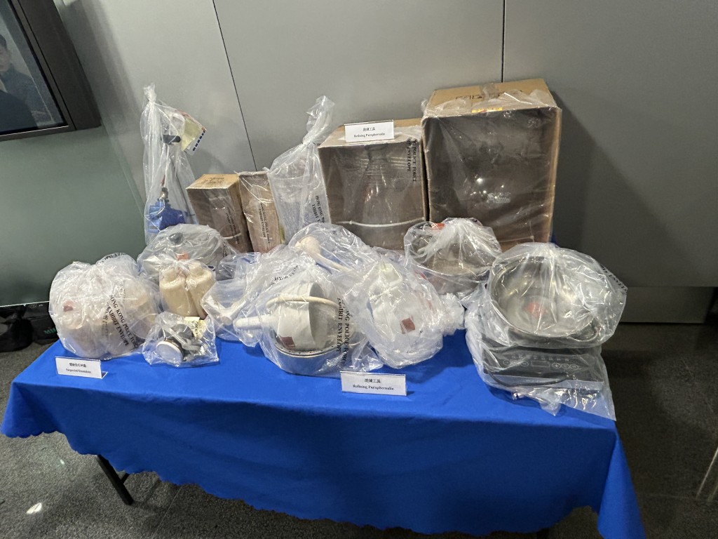 警方檢獲含依托咪酯的晶狀毒品,經化學加工、淨化及提煉,可生產約8公斤依托咪酯粉末,並可製造成約4萬粒依托咪酯煙彈。 警方檢獲含依托咪酯的晶狀毒品,經化學加工、淨化及提煉,可生產約8公斤依托咪酯粉末,並可製造成約4萬粒依托咪酯煙彈。