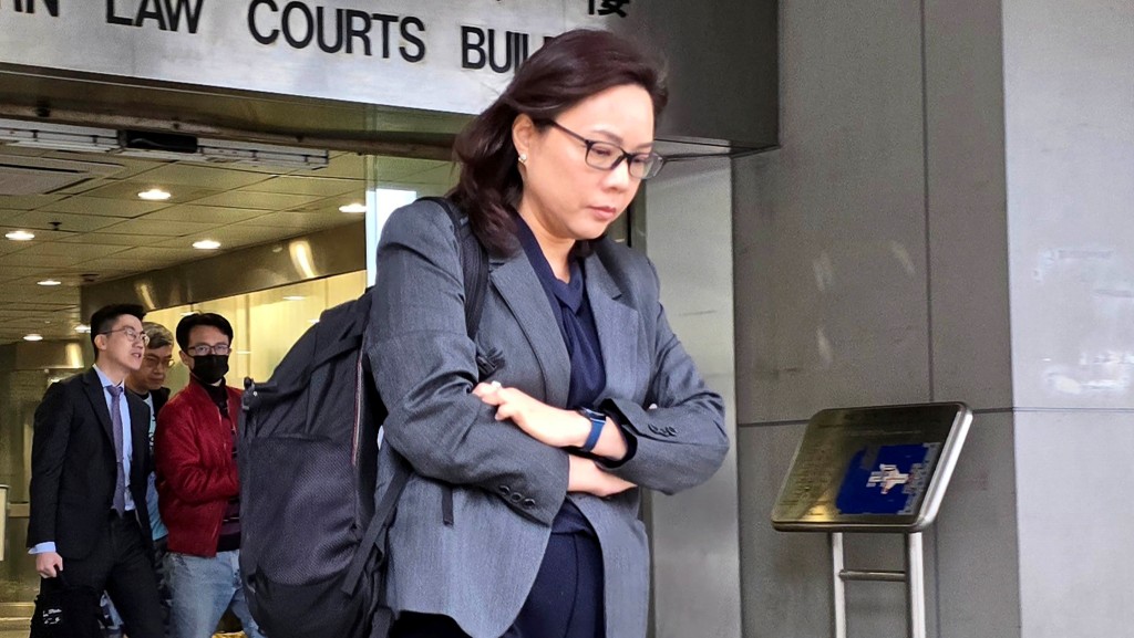 屋宇署首席測量主任龍翠冰指，入屋視察發現有不少僭建物，與已批圖則有出入，部分擋土牆更被拆除。王仁昌攝