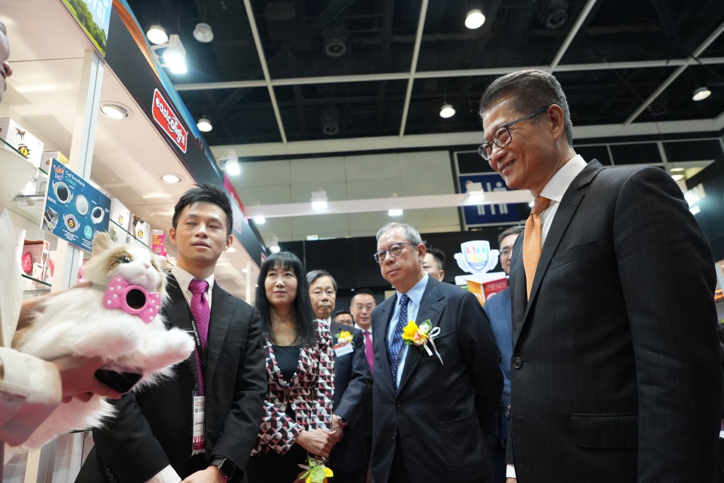 陳茂波（右）表示，有研究指出亞洲的玩具市場收入預計將以平均3.5％的速度增長，尤其是亞洲作為新的市場具有巨大潛力。劉駿軒攝