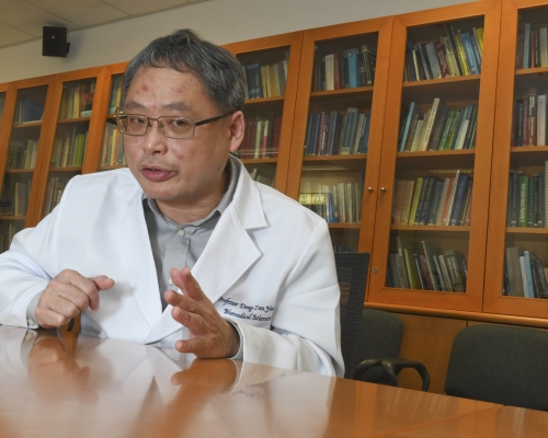 香港大學病毒學專家金冬雁表示,一個普通人因為收了一個快遞而受到病毒感染的概率,比在大街上被車撞死的機率要低很多 。資料圖片