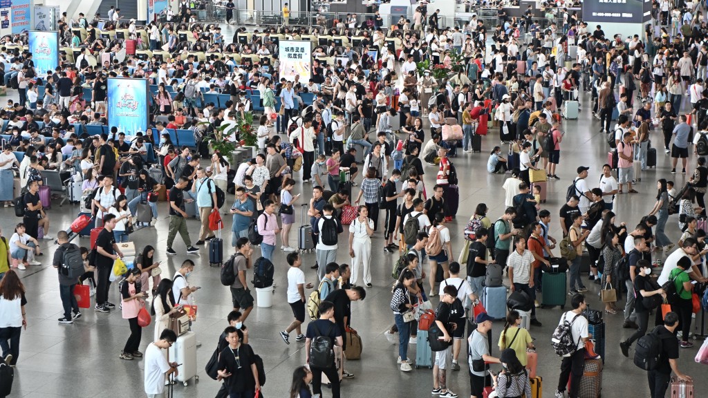  9月27日，廣州南站大批旅客候車出行。 中新社
