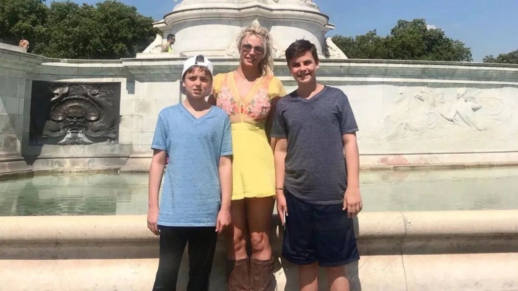日前有指Britney入住戒療所期間，兩子已進駐其豪宅居住。
