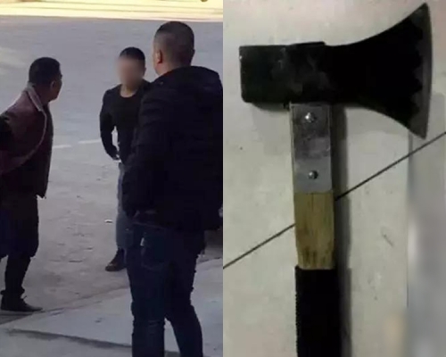 黑衣男子证实是市容办员工，他以斧头砍人被捕。