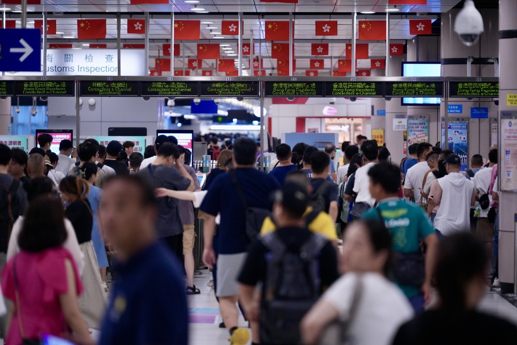 在新安排下，持有通行證的外籍港人毋須往內地再申領簽證，通關更便利。劉駿軒攝