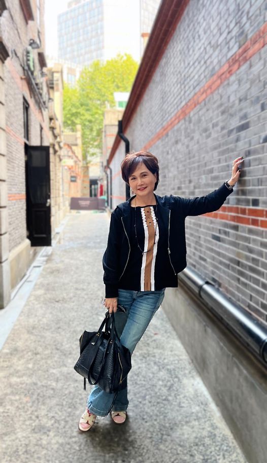 最近,沈春華在Facebook上貼出一張個人照,並發長文與網民分享在上海虹橋機場遇到的驚險歷程。 最近,沈春華在Facebook上貼出一張個人照,並發長文與網民分享在上海虹橋機場遇到的驚險歷程。