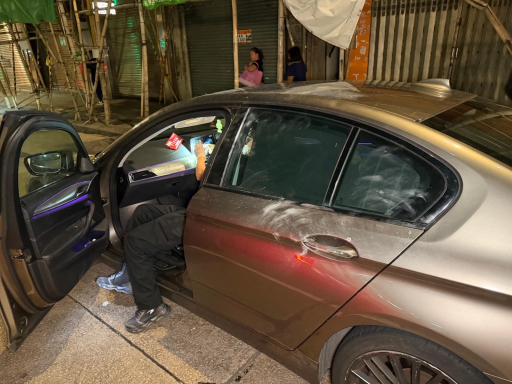 警員在車上蒐證。