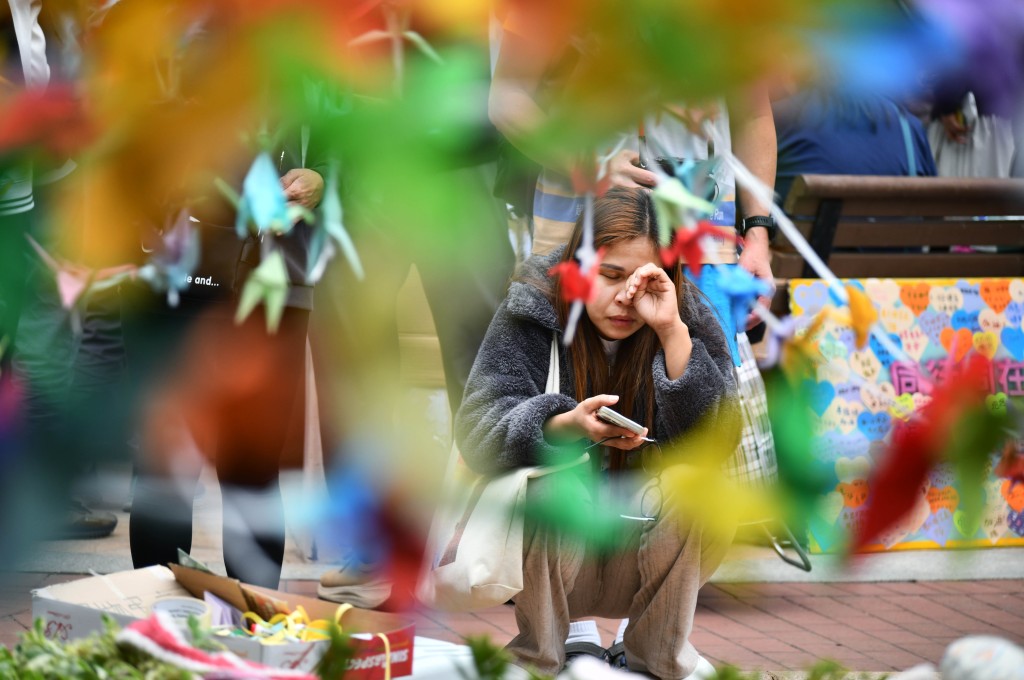 市民到現場獻花悼念。盧江球攝