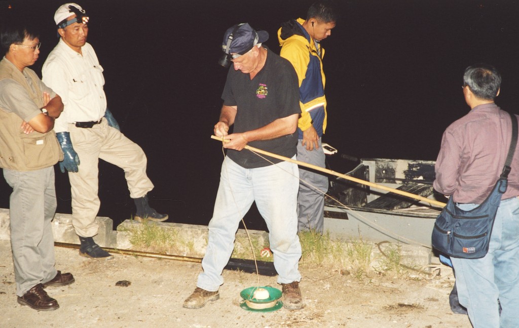 澳洲鱷魚專家李維2003年到山貝河，在岸邊整理3米長的魚叉，準備捕鱷。資料圖片