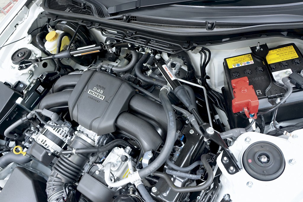 由TRD與Yamaha共同開發的Performance Damper屬新類型車身強化部品，原理跟傳統的頂Bar不同，安裝於前塔頂與防火牆之間，除有頂Bar支撐車架防扭曲作用，同時內藏避震元件，可減低行車的震動，提高舒適性。