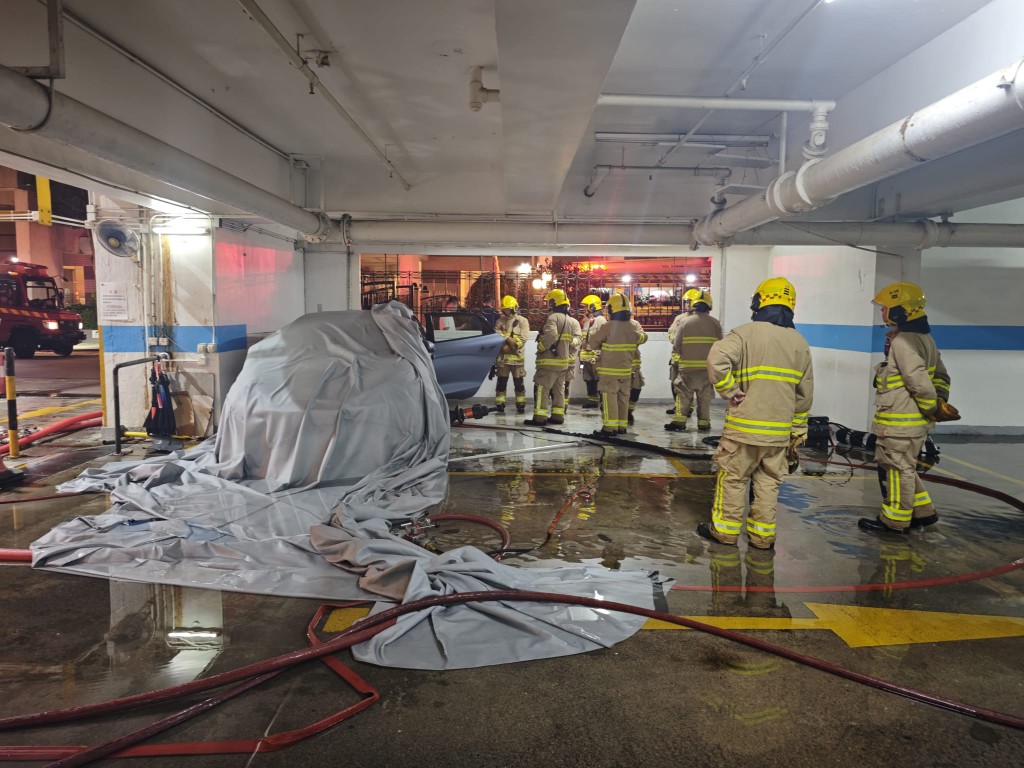 消防接報後迅速趕至現場,開動兩條喉及派出兩隊煙帽隊人員進行灌救,並以電動車滅火氈覆蓋車身,火勢在短時間內受控並被撲熄。黎志偉攝 消防接報後迅速趕至現場,開動兩條喉及派出兩隊煙帽隊人員進行灌救,並以電動車滅火氈覆蓋車身,火勢在短時間內受控並被撲熄。黎志偉攝