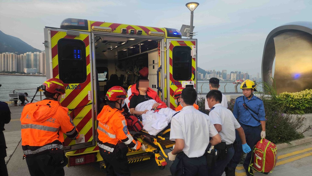 女子獲救後清醒送院治理。黎志偉攝