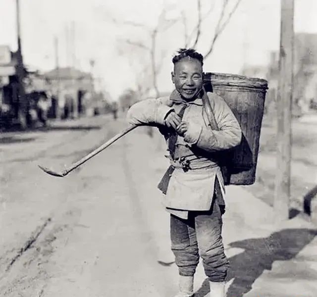 糞工以糞桶運送糞尿。