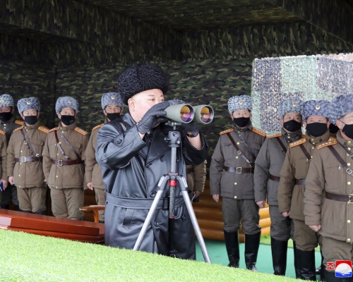 金正恩與軍人。AP