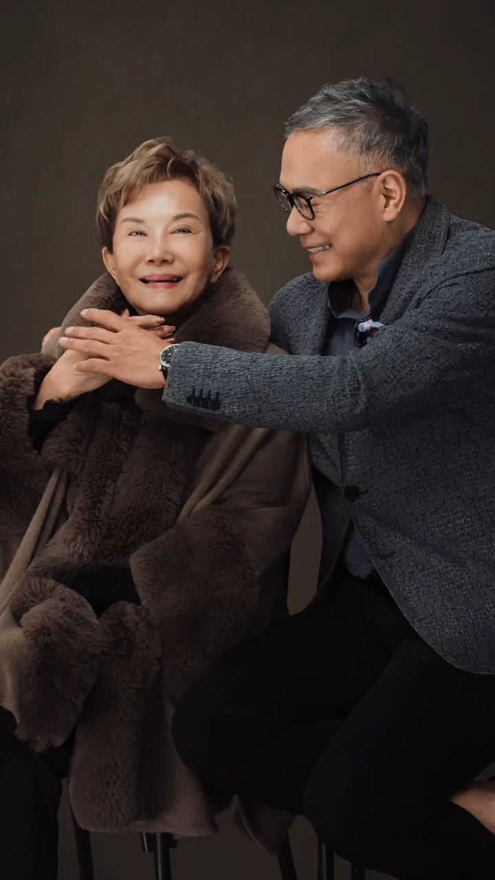謝偉俊不時牽起白韻琹。 謝偉俊不時牽起白韻琹。