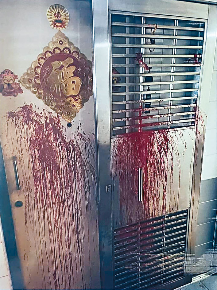 將軍澳區不少單位被人淋紅油，警方早前拘捕十八人，當中包括十二名青少年。 