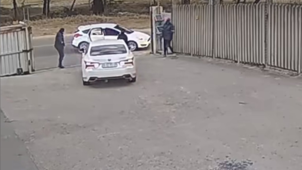 南非歹徒拦截中国公民的车。 南非歹徒拦截中国公民的车。