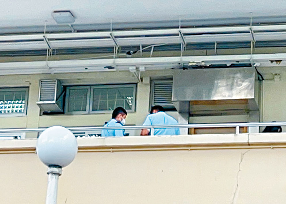 警員到男生墮樓現場調查。