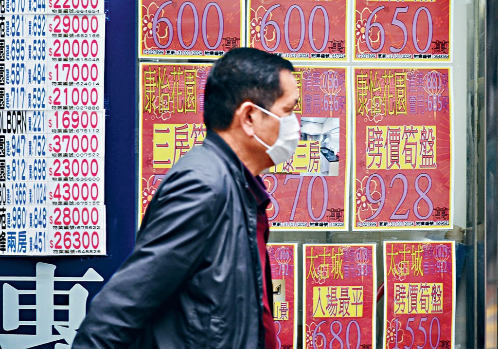 批發及零售界議員邵家輝表示，樓宇銷情不佳令部分巿民的資產價格下跌。
