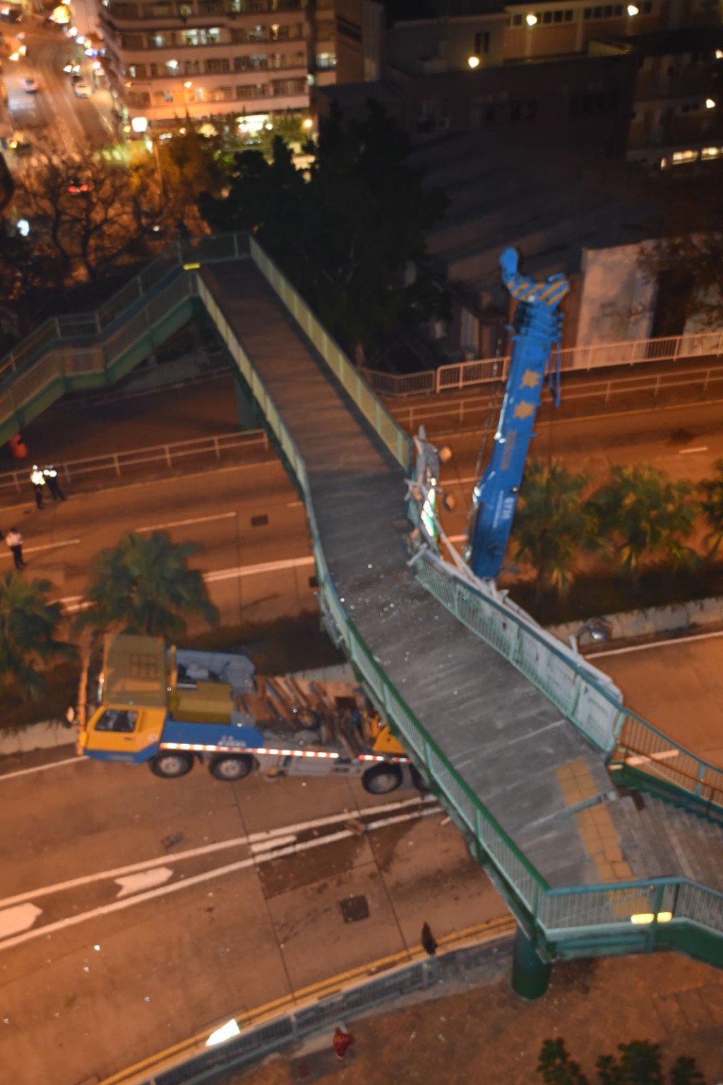 吊臂車車頭被升起。
