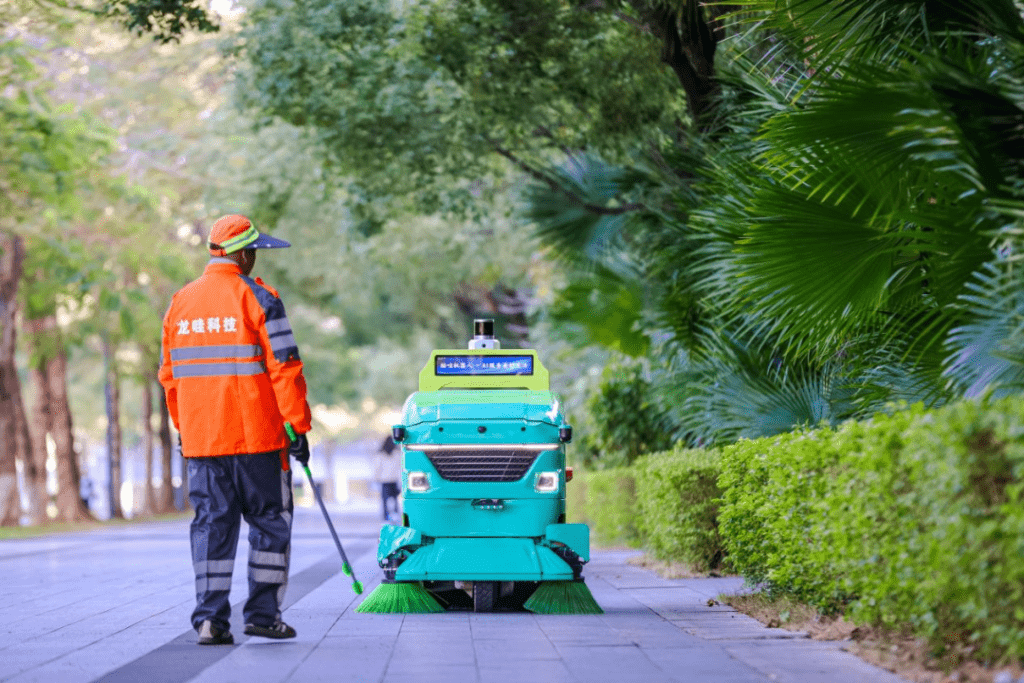 深圳市城管和綜合執法局也曾表示，目前正積極探索將智能清掃機器人等高科技裝備應用於環衞作業。