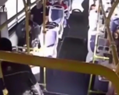 男子下車時,仍不忘用敲破後車門另一扇玻璃。 影片截圖