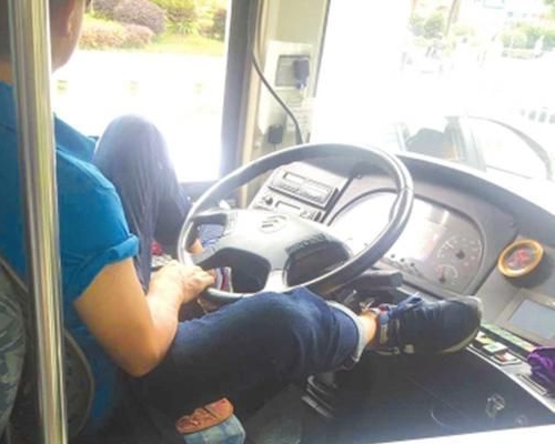 貴州一名姓劉的公車司機把雙腳放在軚盤旁,疑用腳操控。網圖