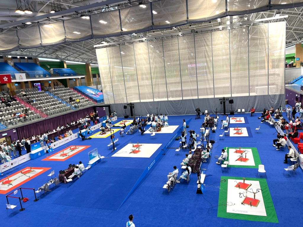 比赛场那边设有十条剑道比赛。徐嘉华摄