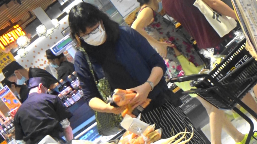 Sandy入到超市乜蔬菜都揸一餐。