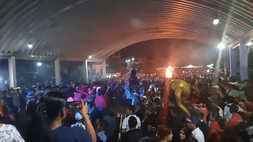 墨西哥大批民眾聚在廣場開心慶祝亡靈節。