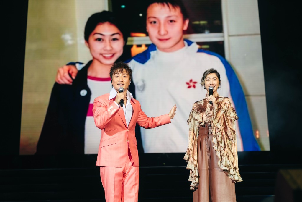 在台上展示二人年輕時的合照。 在台上展示二人年輕時的合照。