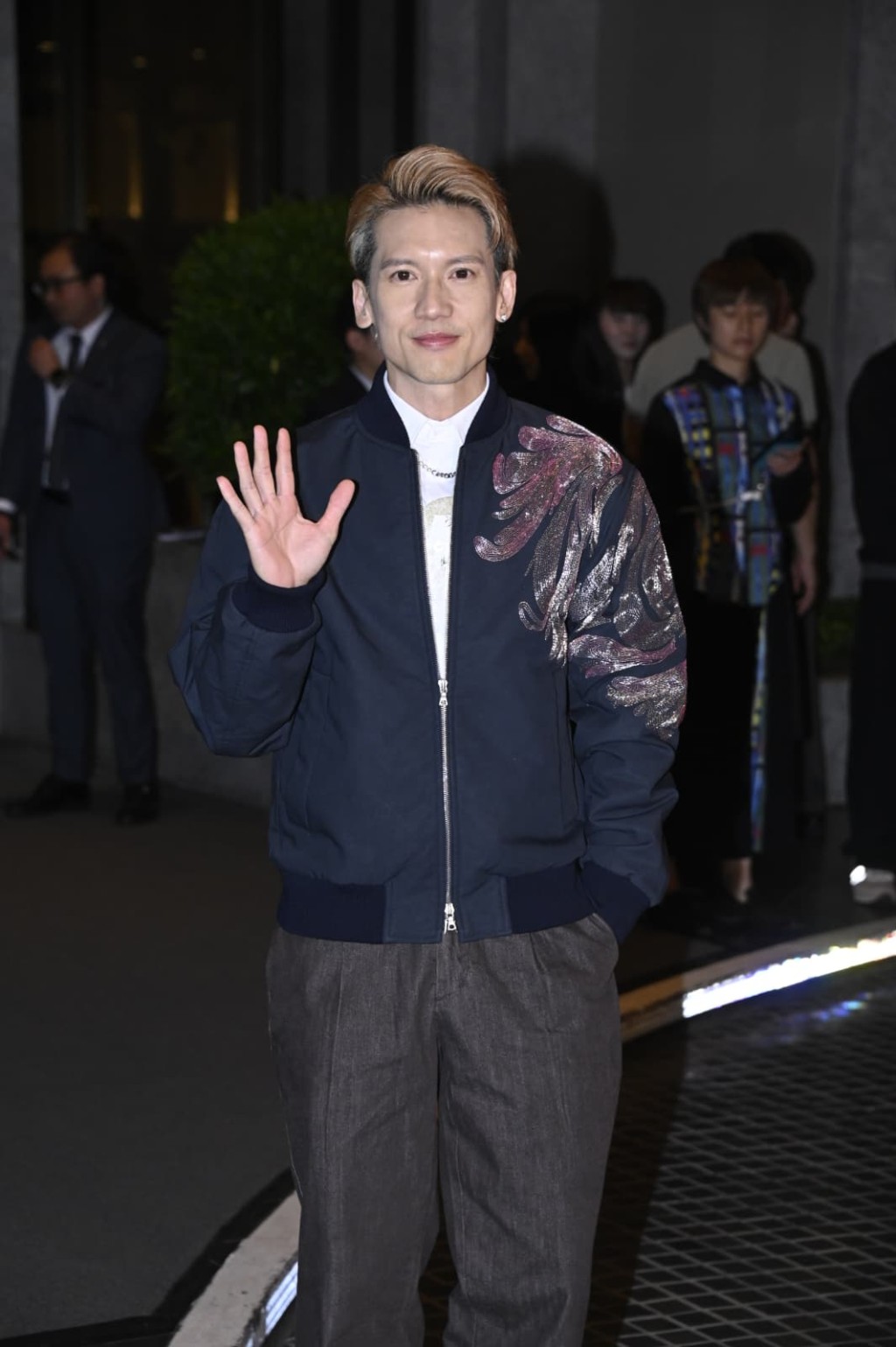 關智斌笑稱未想到送甚麼禮物給老闆。 關智斌笑稱未想到送甚麼禮物給老闆。