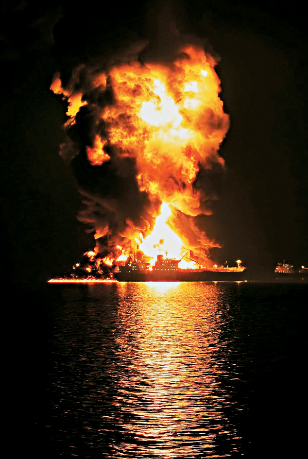 在伊拉克巴士拉附近的烏姆蓋斯爾港，油輪周三遇襲後起火猛燒。