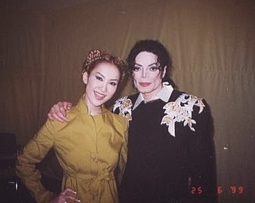 李玟在1999年已获米高积逊钦点，成为MJ & Friends演唱会唯一一场亚洲场的表演嘉宾。